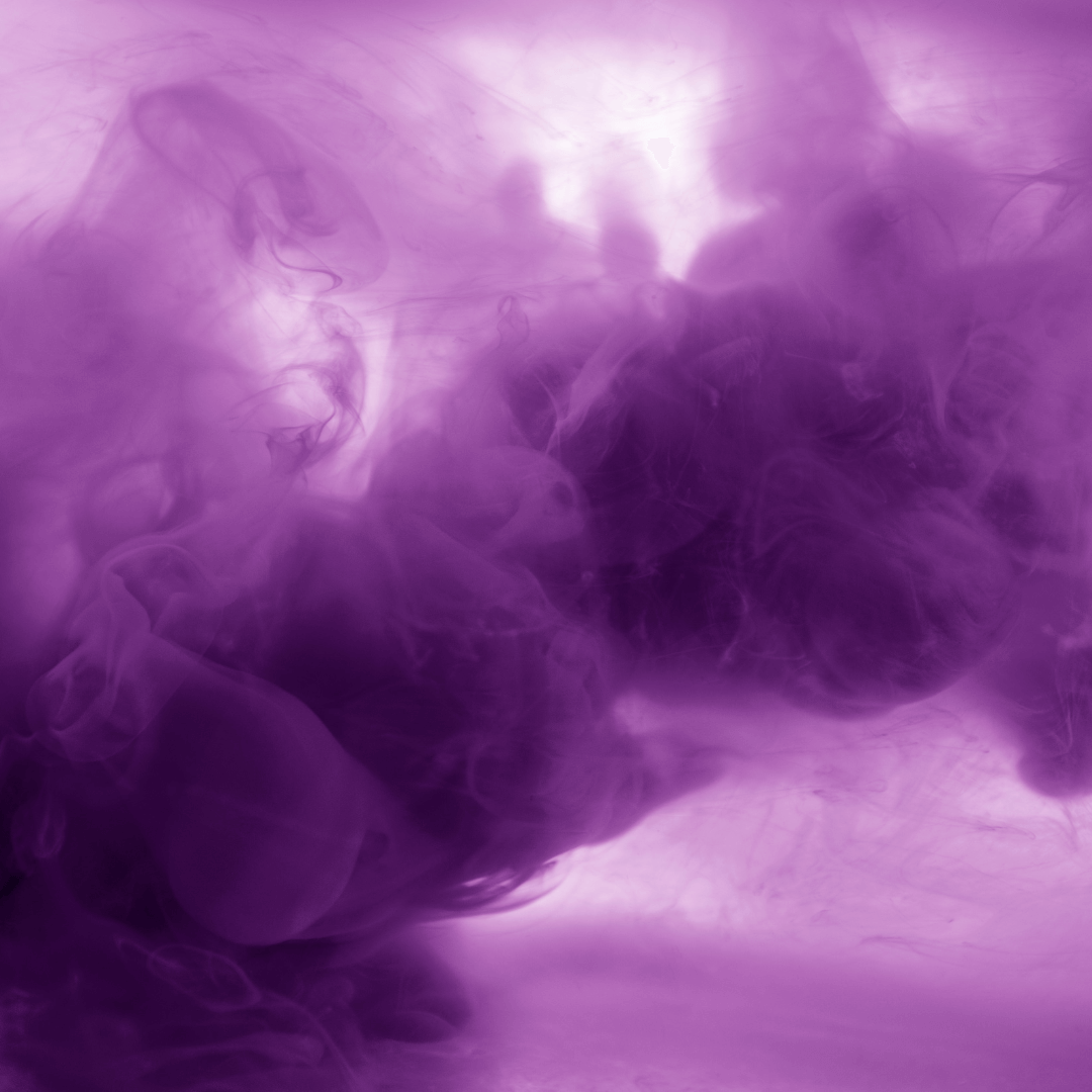 Des nuages dans le ciel sur fond violet